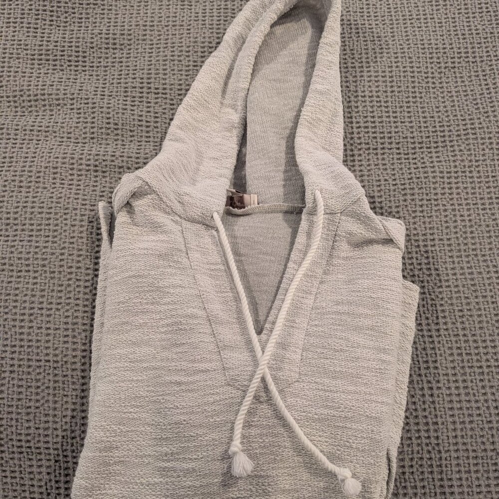 ✨ LOFT Outlet V-Neck Beach Hoodie – Size Medium ✨